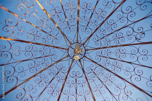 Cuadro en lienzo Intricate Ironwork Structure Against Clear Blue Sky With Decorative Patterns