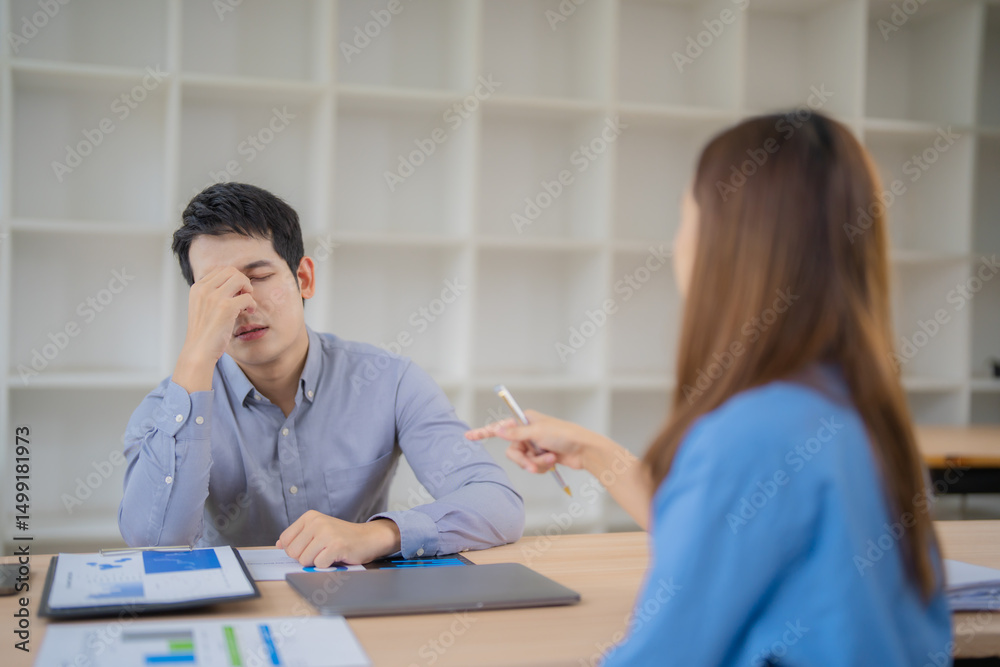 Obraz premium Business team discussing financial report using document and computer laptop, marketing team and manager having a consulting meeting, upset businesswoman blaming businessman for bad work results