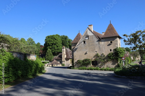 Rue dans le village, village de Apremont sur Allier, département du Cher, France