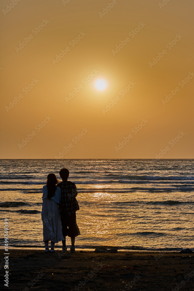 Fototapeta premium Romantic Couple Watching Sunset over the Pacific Ocean in Japan