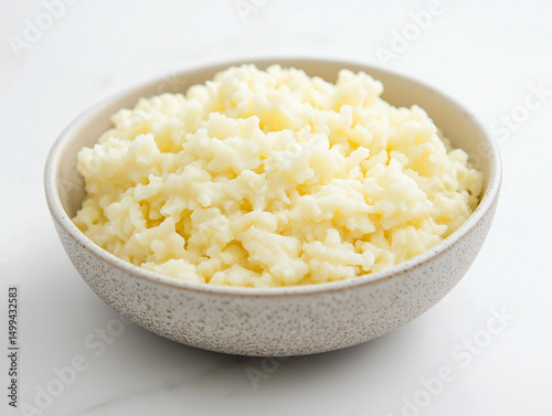 Um close-up de arroz de grão longo cozido em um fundo branco photo
