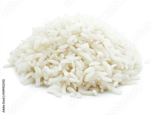 Um close-up de arroz de grão longo cozido em um fundo branco