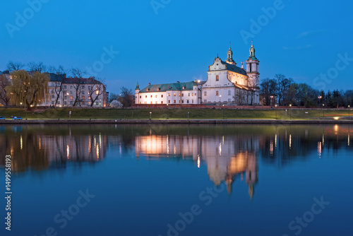 Die historische Paulinerbasilika spiegelt sich zur blauen Stunde im Wasser des Flusses Weichsel, Krakau, Polen