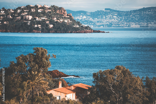 Fototapeta Naklejka Na Ścianę i Meble -  landscape of cap roux cliffs in french riviera, small holiday house in the foreground