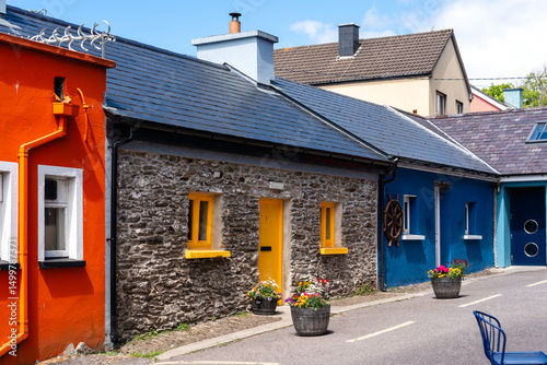 Farbenfrohe Gebäude an einer Straße in Dingle in Irland