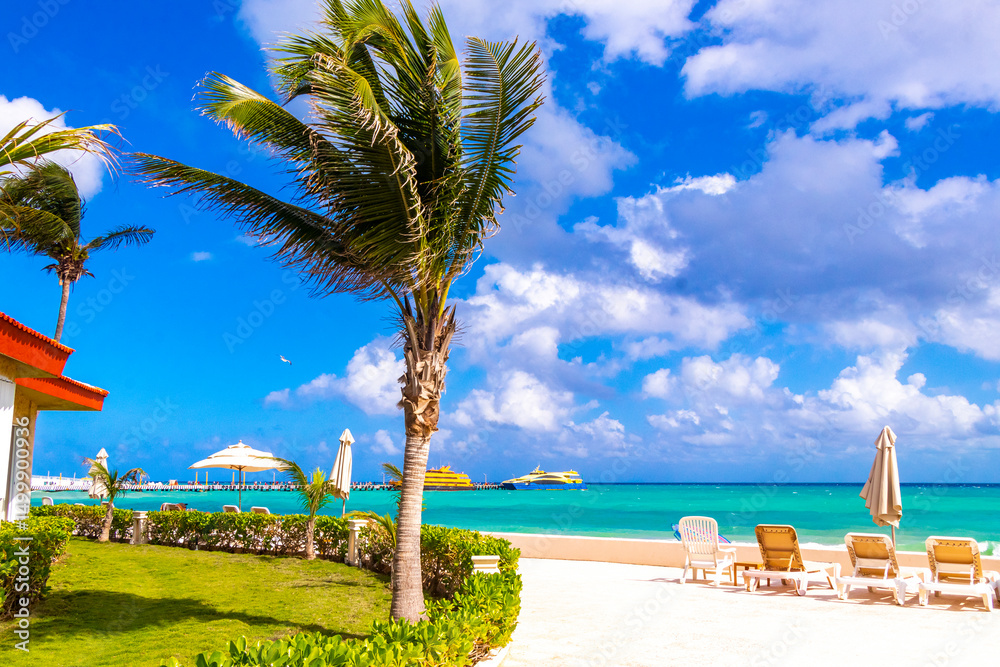 Obraz premium Tropical beach in the caribbean in Playa del Carmen Mexico.