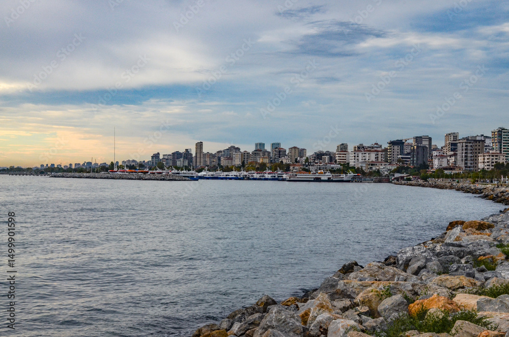 Obraz premium Suadiye Marina and Bostanci coastal park in Istanbul, Turkiye 