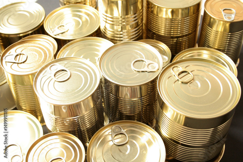 Viele Konservendosen in verschiedenen Größen von oben