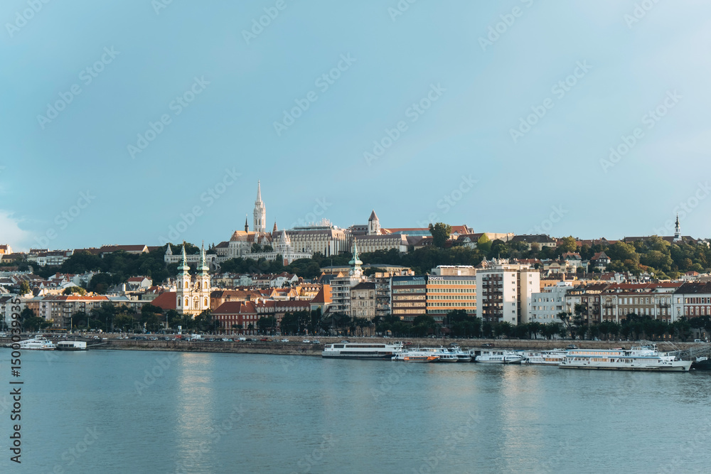 Obraz premium Beautiful view of Budapest's waterfront, the city embankment on the Danube River