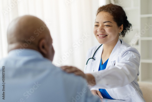 Foto Portrait of black female doctor tapping male patients shoulder for empathy and encouragement during appointment in modern clinic