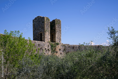 Monteriggioni è una città medievale cinta da mura, situata su un poggio naturale e di notevole importanza architettonica e culturale photo