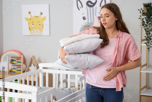 Young pregnant woman with p...