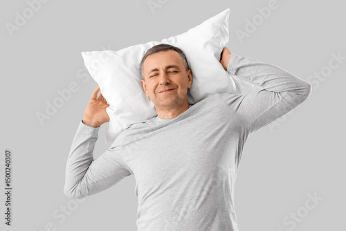 Mature man with pillow on l...