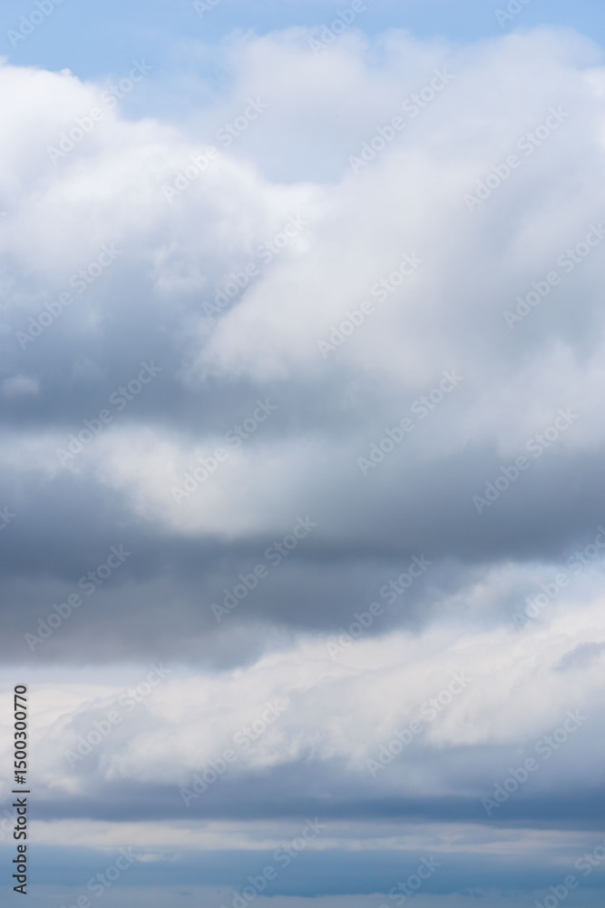 Fototapeta premium 5月の山から どんよりとした雲が連なる空07