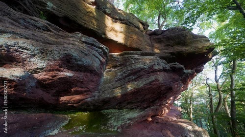 Im warmen Morgenlicht leuchtet eine beeindruckende Buntsandsteinformation im Pfälzerwald. 