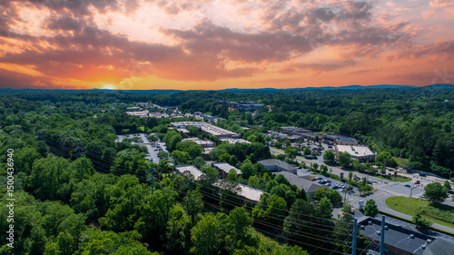 Foto aerial shot of office buildings, retail stores and restaurants and lush green tr