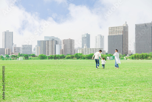 Cuadro en lienzo 公園で遊ぶ親子