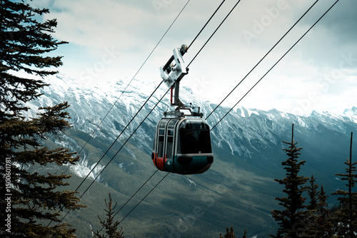 Foto A gondola floats above snowy mountains in Banff
