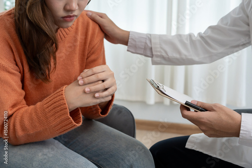 Fotografie psychiatrist holds shoulders while discussing life and family issues