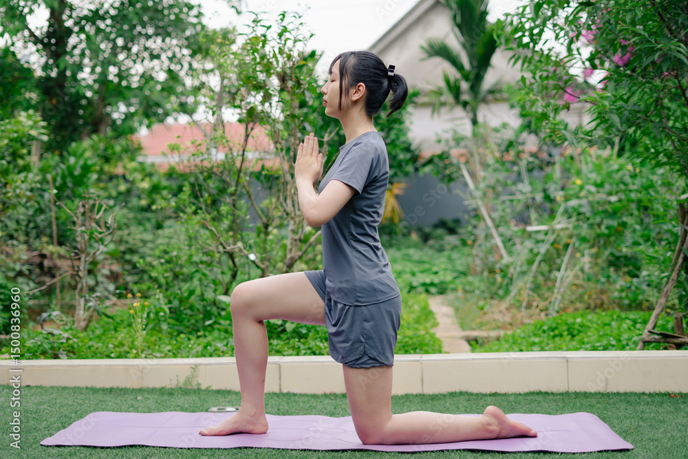 Naklejka premium Practicing yoga in a serene garden setting during a sunny day for improved well-being and relaxation