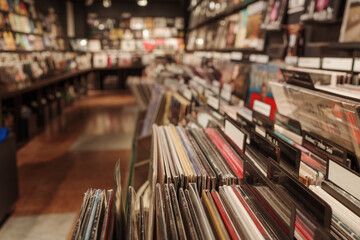 Fotobehang Muziekwinkel Geordende vinylplaten in vintage platenzaak  © Peeradontax