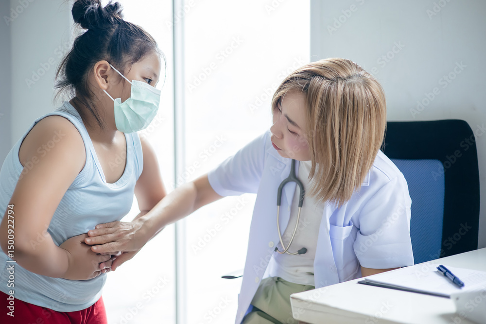 Obraz premium Female doctor is examining a child patient's condition