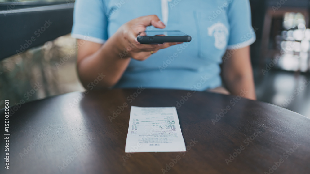 Φωτογραφία Woman scanning a receipt with a smartphone at a cafe, illustrating digital payment, expense tracking, and modern financial technology in everyday life