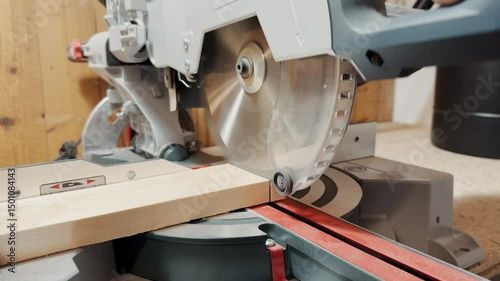 How a Power Saw Cuts Wood 