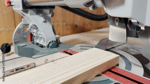How a Power Saw Cuts Wood 