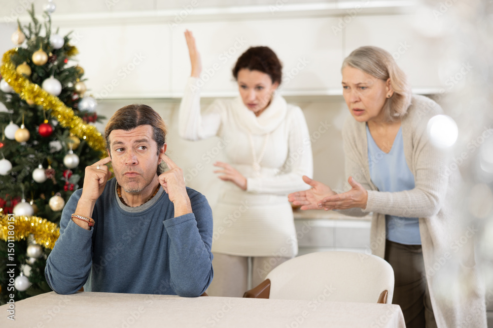 Φωτογραφία On Christmas Eve elderly mother and woman scold swear at man