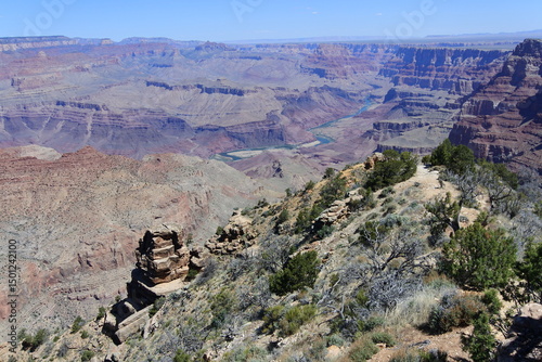 Kleiner Felsturm und eine Flussschleife des Grand Canyon