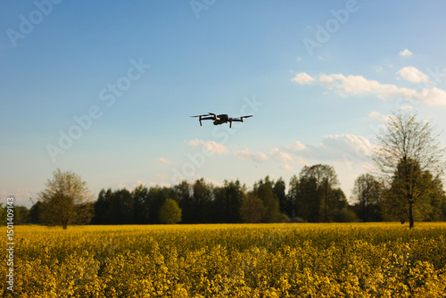 Dron, operator drona podczas pracy. Nagrywanie filmów z lotu ptaka dronem. Dron w rolnictwie. Filmy z góry. 