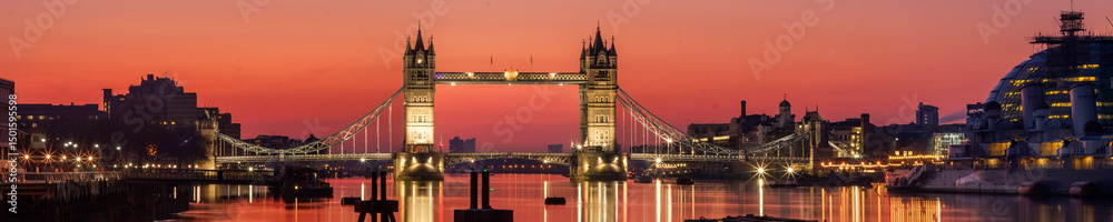 Naklejka premium LONDON - Wide panorama view of Tower Bridge and City Hall on the River Thames in the orange light of dawn