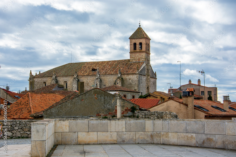Fototapeta premium Iglesia y viviendas rurales en la ciudad de Simancas, España