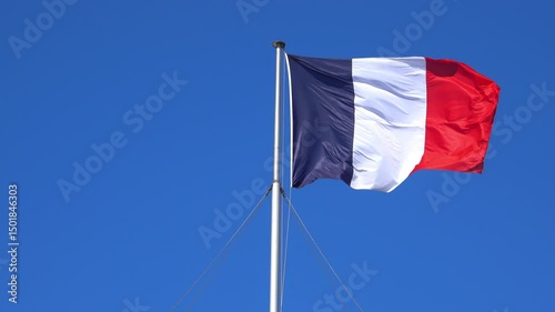 Vue au ralenti sur un drapeau de la France flottant au vent - Partie 3