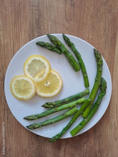 green asparagus with lemon