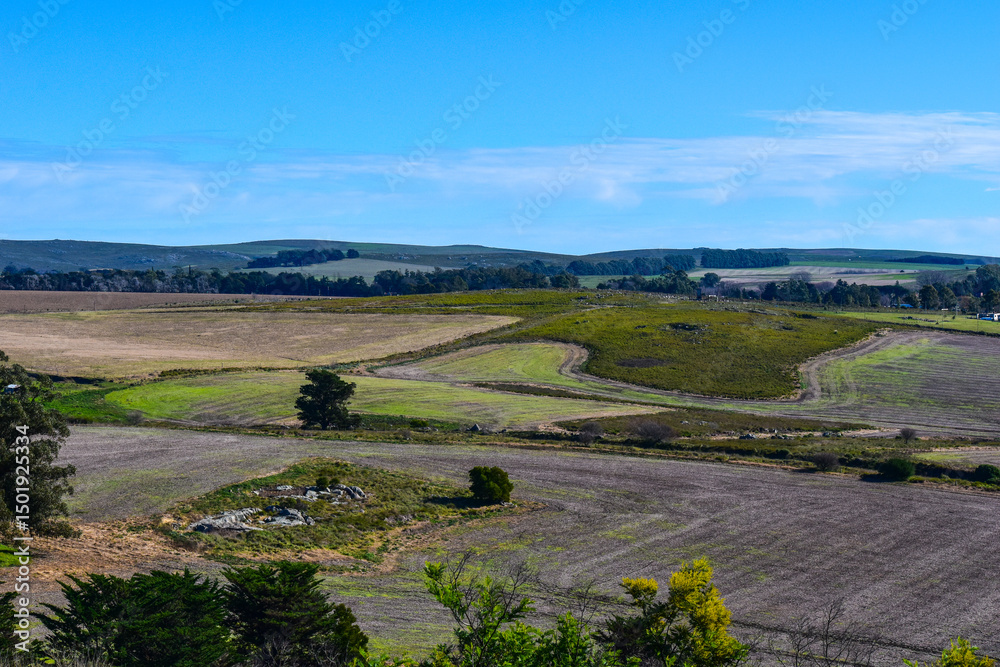 vista del paisaje campestre de Tandil, en la provincia de Buenos Aires, Argentina, con campos arados en las alturas de las sierras. vista del paisaje campestre de Tandil, en la provincia de Buenos Aires, Argentina, con campos arados en las alturas de las sierras.