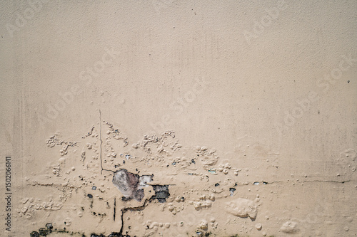 Foto Pared de yeso deteriorada con grietas, humedad y desprendimiento de pintura