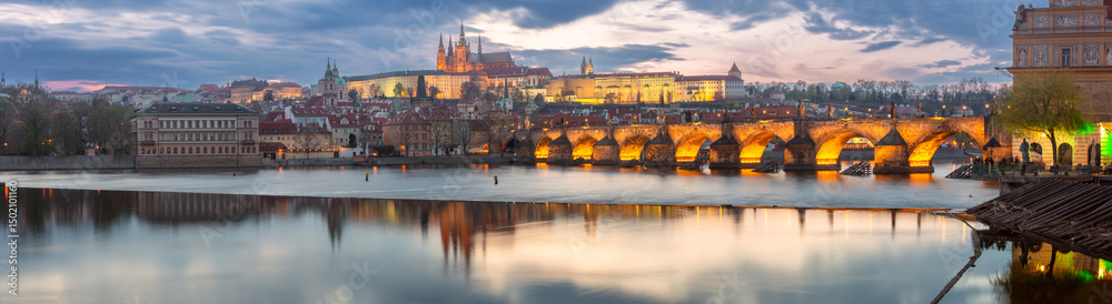 Obraz premium Charles Bridge at Sunset in Prague, Czech Republic