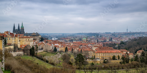 Panoramablick über Prag mit Veitsdom und Altstadt..