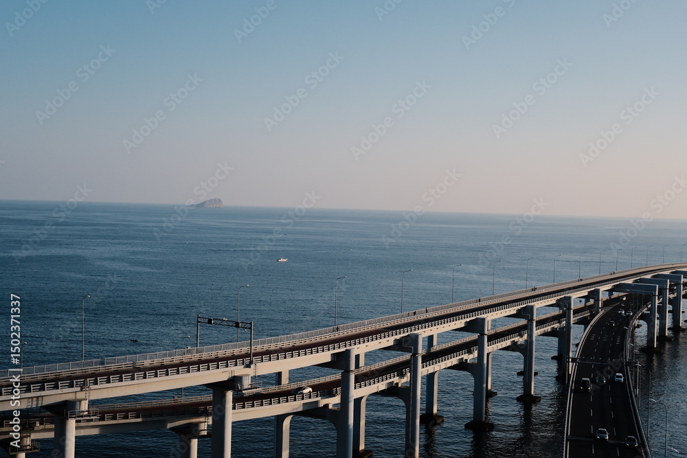 Obraz premium Breathtaking Bird’s-Eye View of Sea Bridge