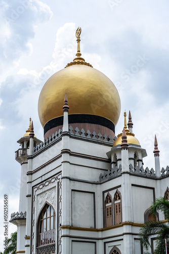 Wall Mural Masjid sultan mosque showing its golden dome and cloudy sky in singapore