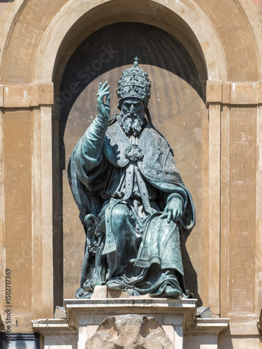 Statua di Papa Gregorio XIII sulla facciata del Palazzo Comunale di Bologna