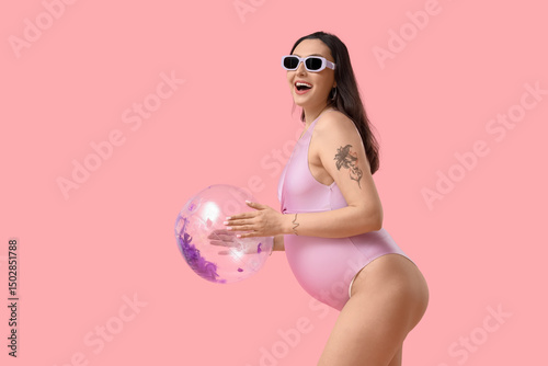 Young pregnant woman with b...