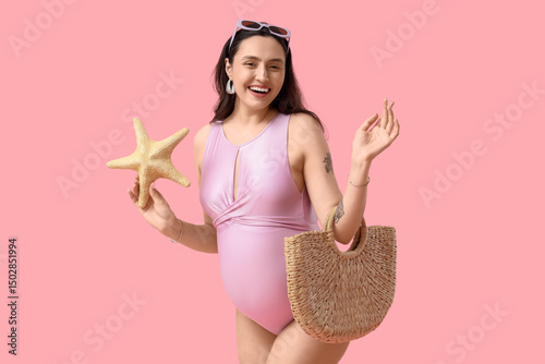 Young pregnant woman with s...