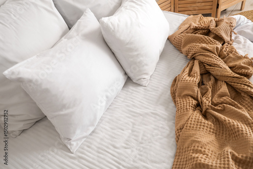 Comfortable white bedding w...