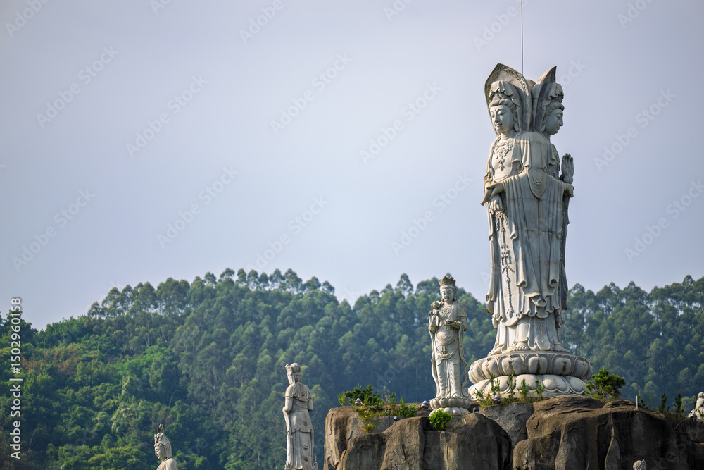 Obraz premium Towering Guanyin Statue Amidst the Mountains