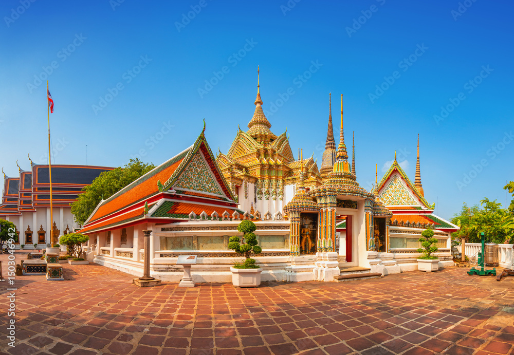 Fototapeta premium Wat Pho is an important tourist attraction in Bangkok.