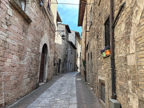 Fototapeta Naklejka Na Ścianę i Meble -  Medieval street in the Italian hill town of Assisi, Italy.