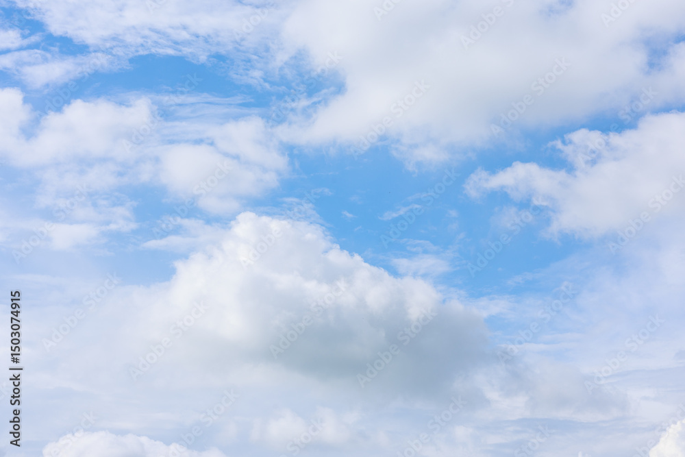 Fototapeta premium Beautiful cloud formations gather across a vivid blue sky, creating a stunning and peaceful natural backdrop.